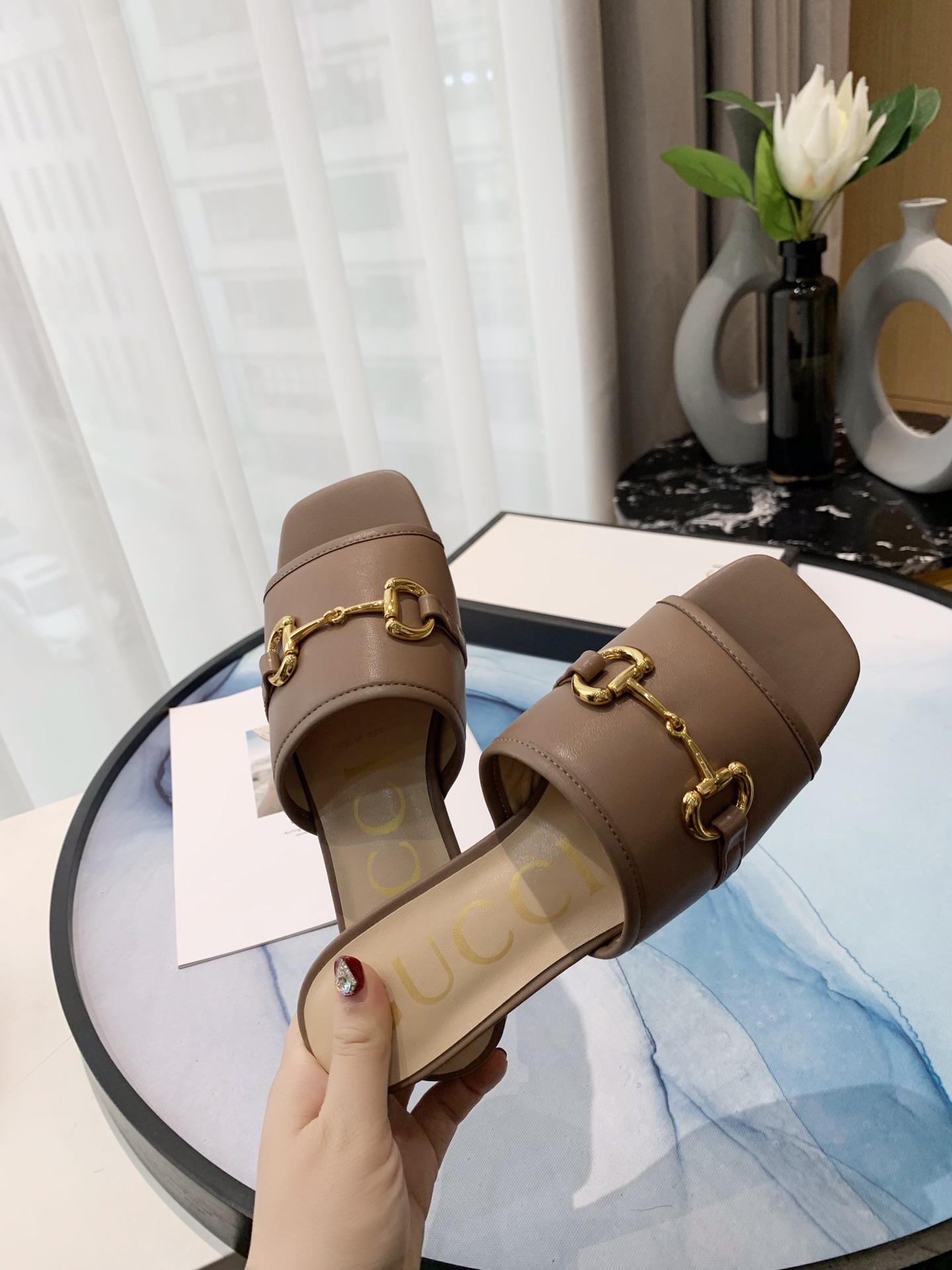 G*u*i slides beige 623111
