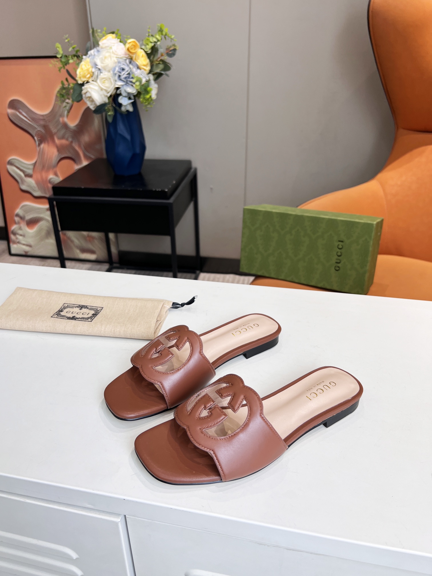 G*u*i interlocking g cut-out slide sandal brown 694451