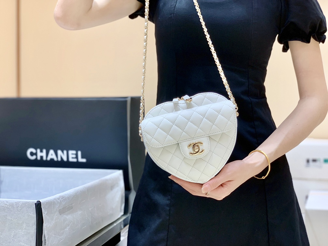 Ch*el cc heart clutch 22s white as3191