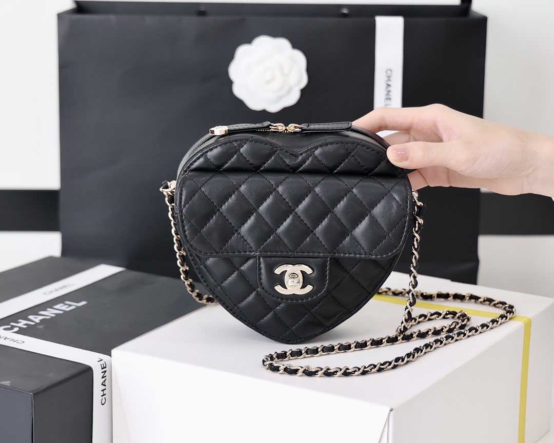 Ch*el cc heart clutch 22s black as3191