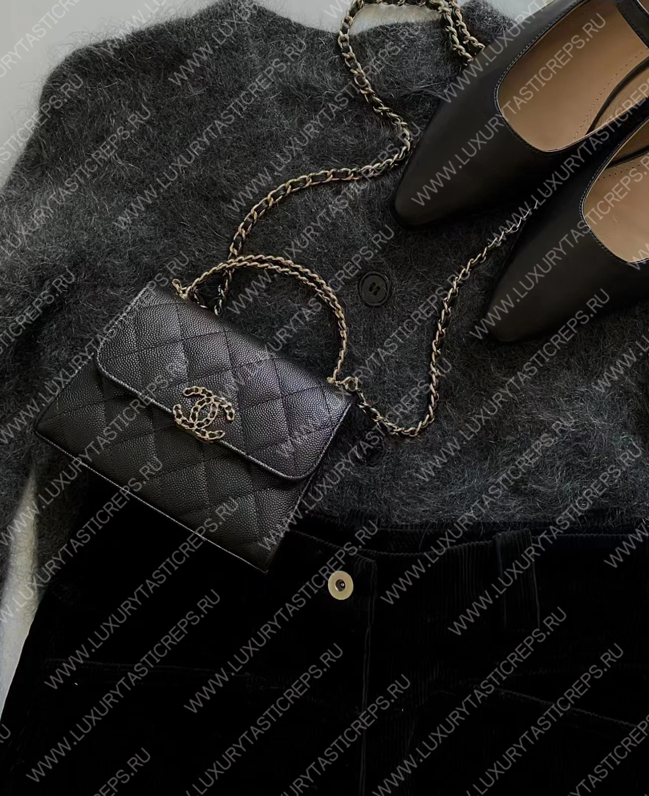 Ch*el 19 handbag with chain and top handle black ap3237
