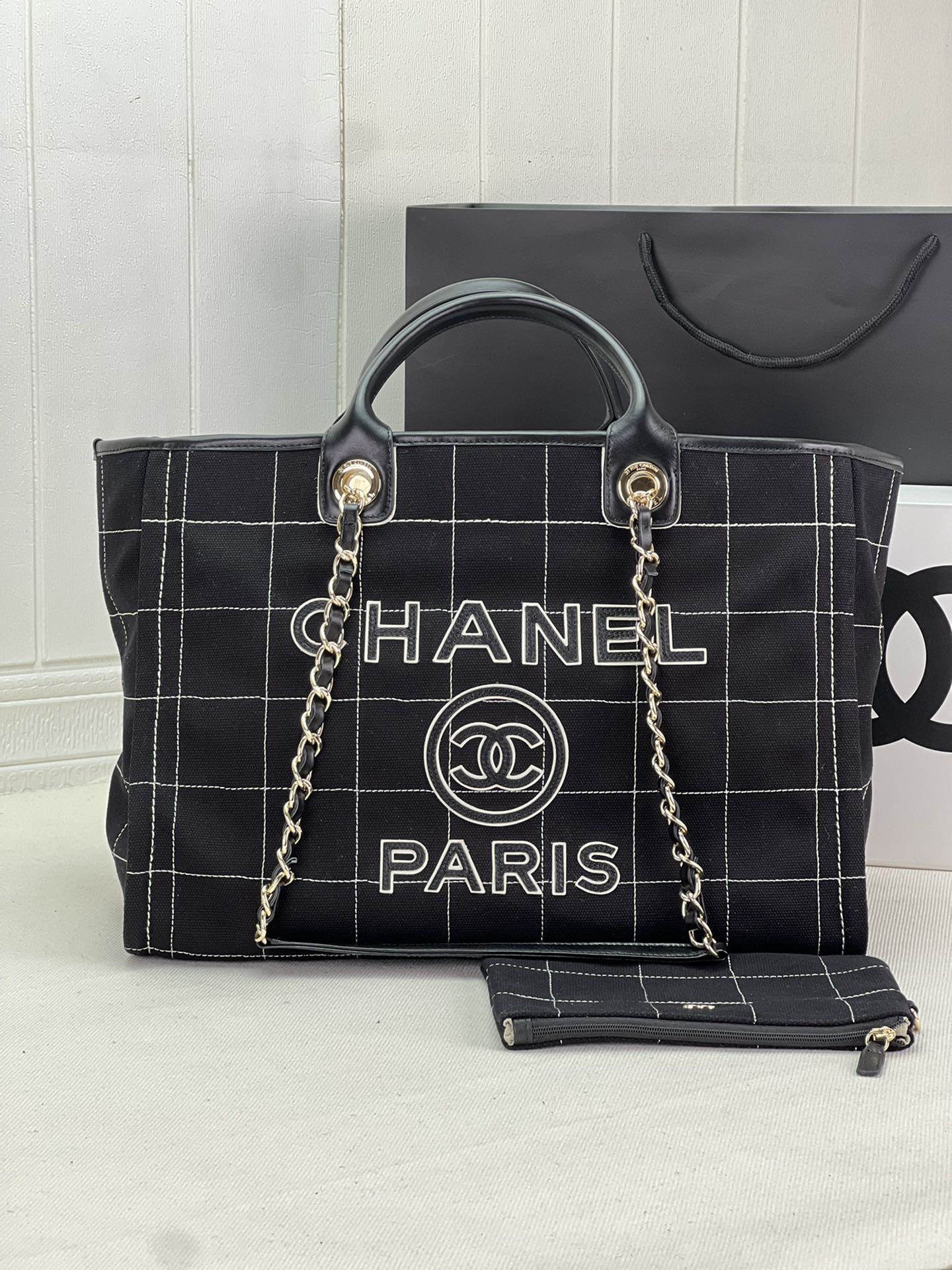 Ch*el maxi shopping bag black & white a93786