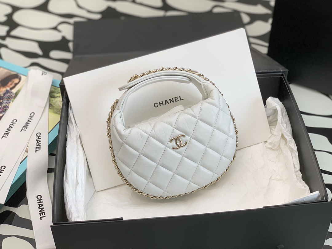 Ch*el pouch white ap3095