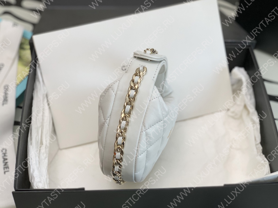 Ch*el pouch white ap3095