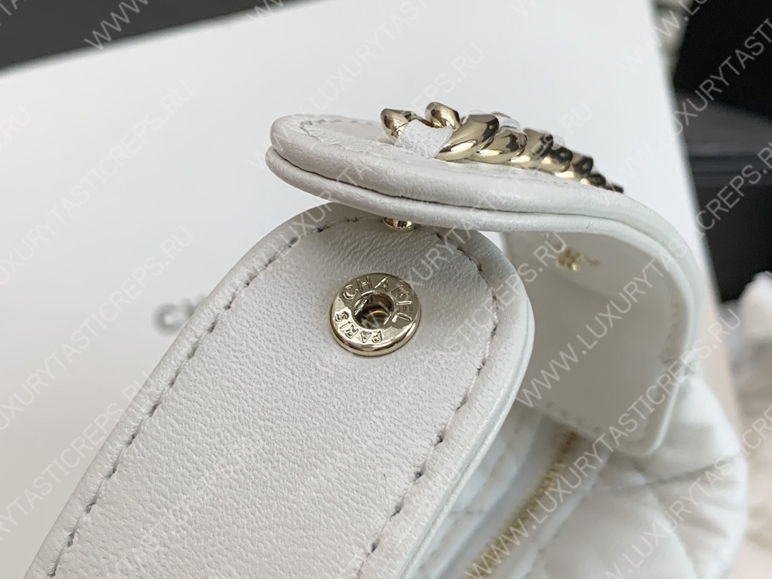 Ch*el pouch white ap3095