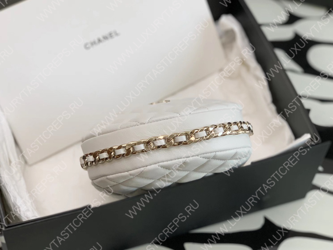 Ch*el pouch white ap3095