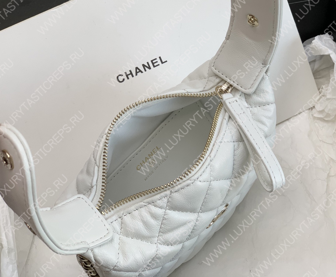Ch*el pouch white ap3095