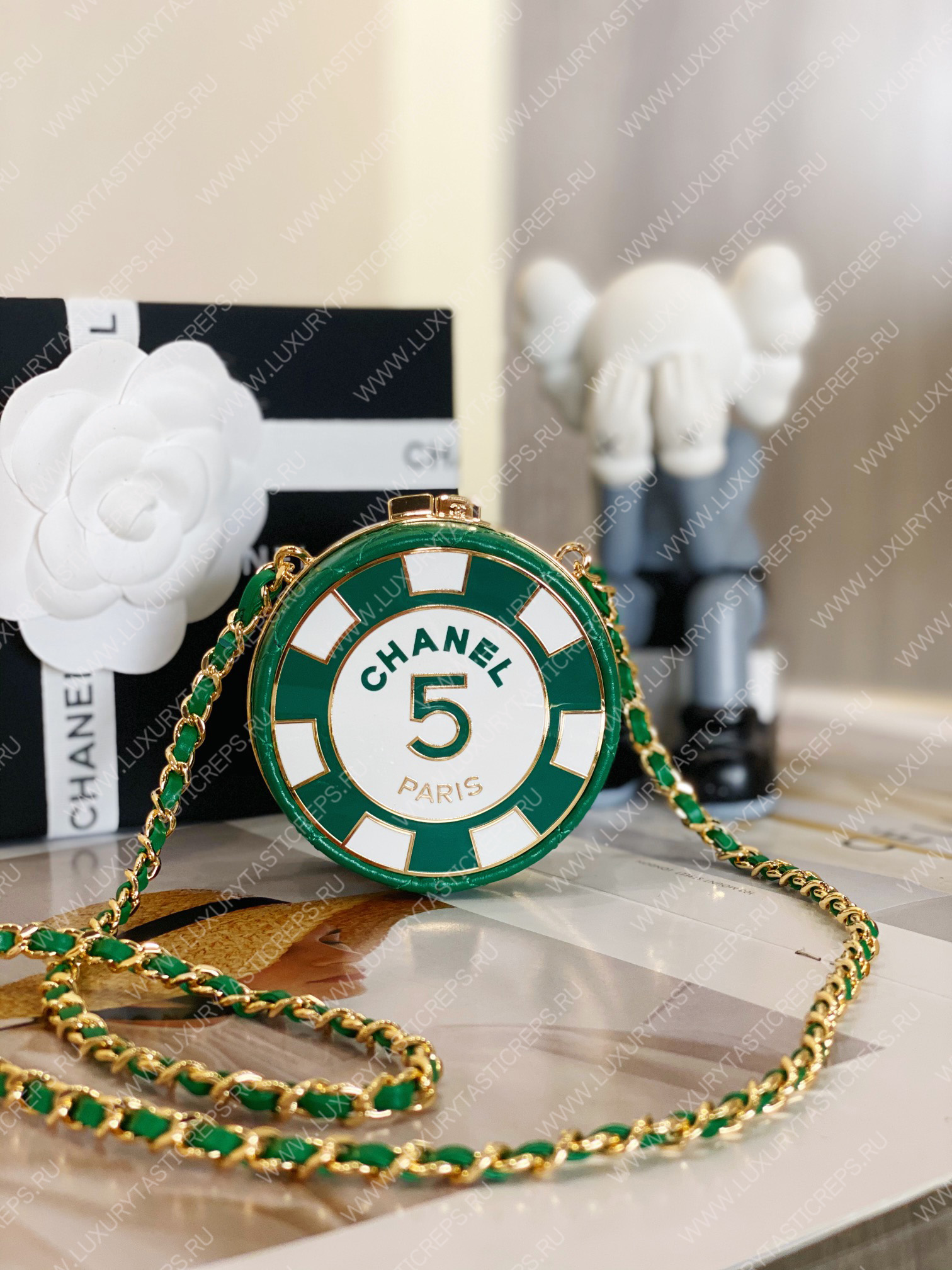 Ch*el clutch with chain green & white ap3074