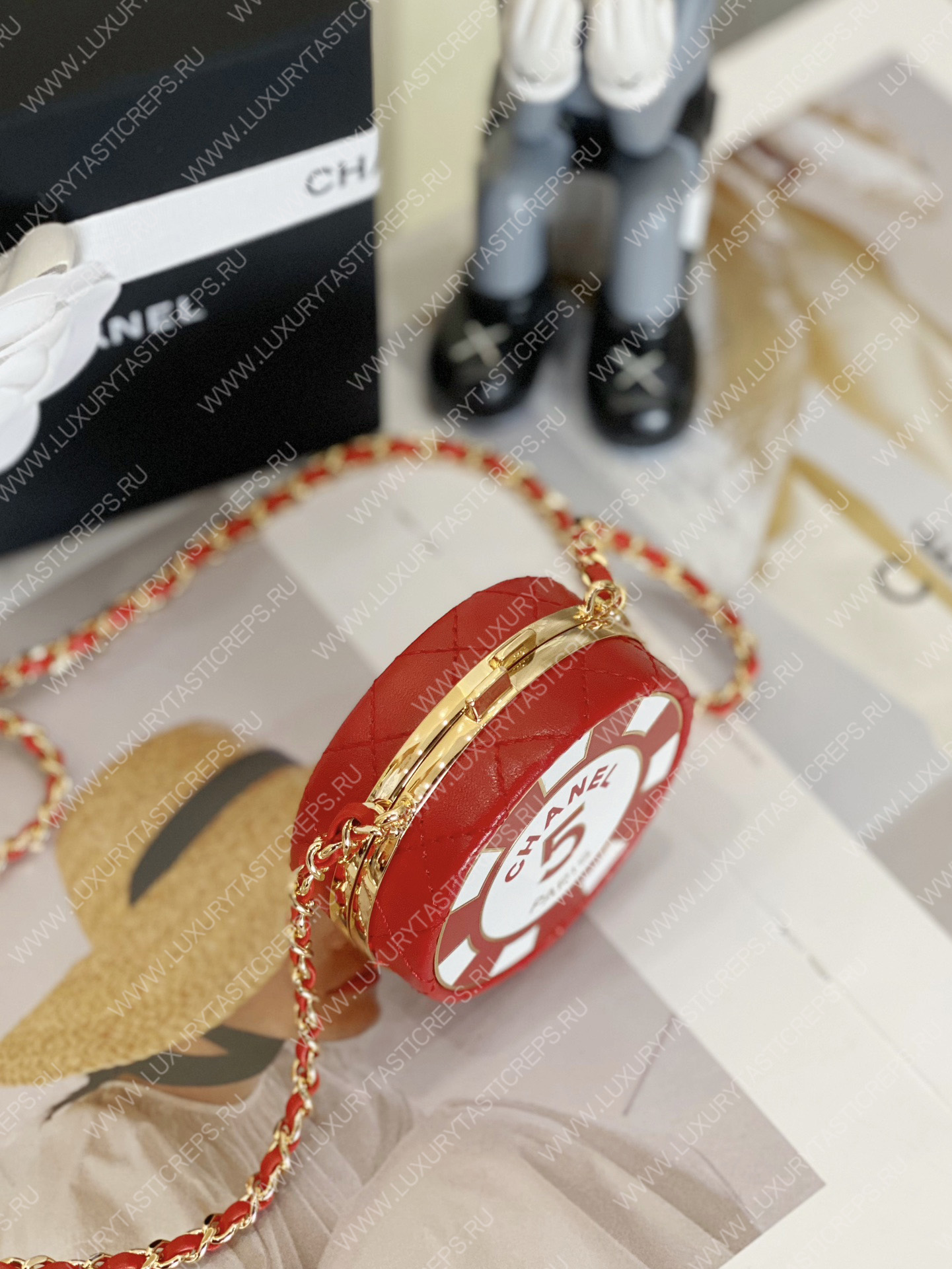 Ch*el clutch with chain red & white ap3074