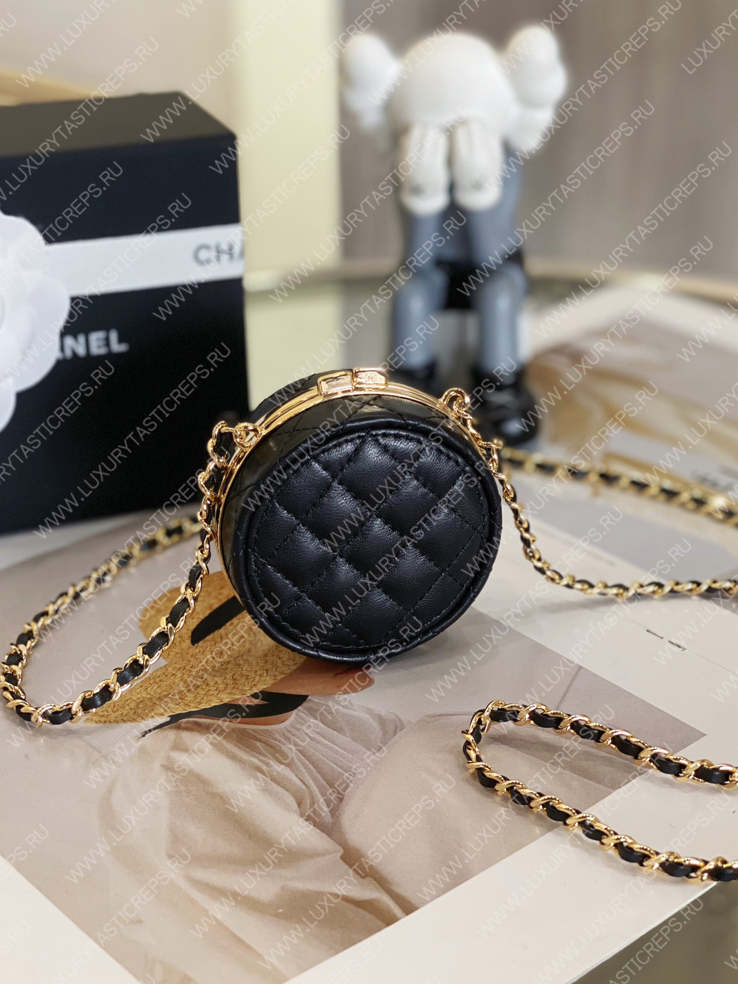 Ch*el clutch with chain black & white ap3074