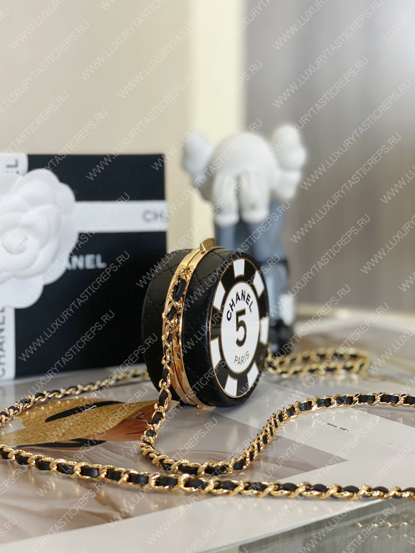 Ch*el clutch with chain black & white ap3074