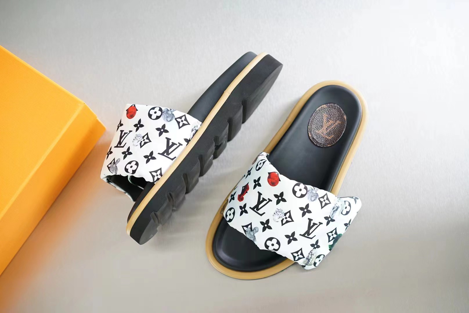 l**is V*t*n pool pillow flat comfort mules black and white 261374