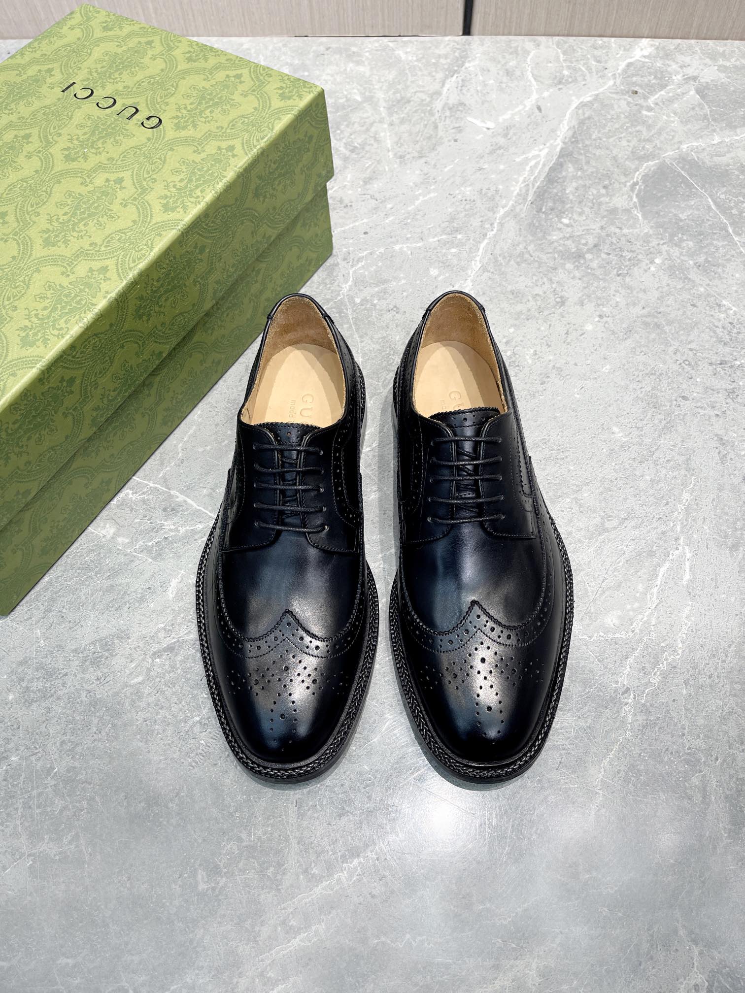 G*u*i men’s lace-up shoe black 723694