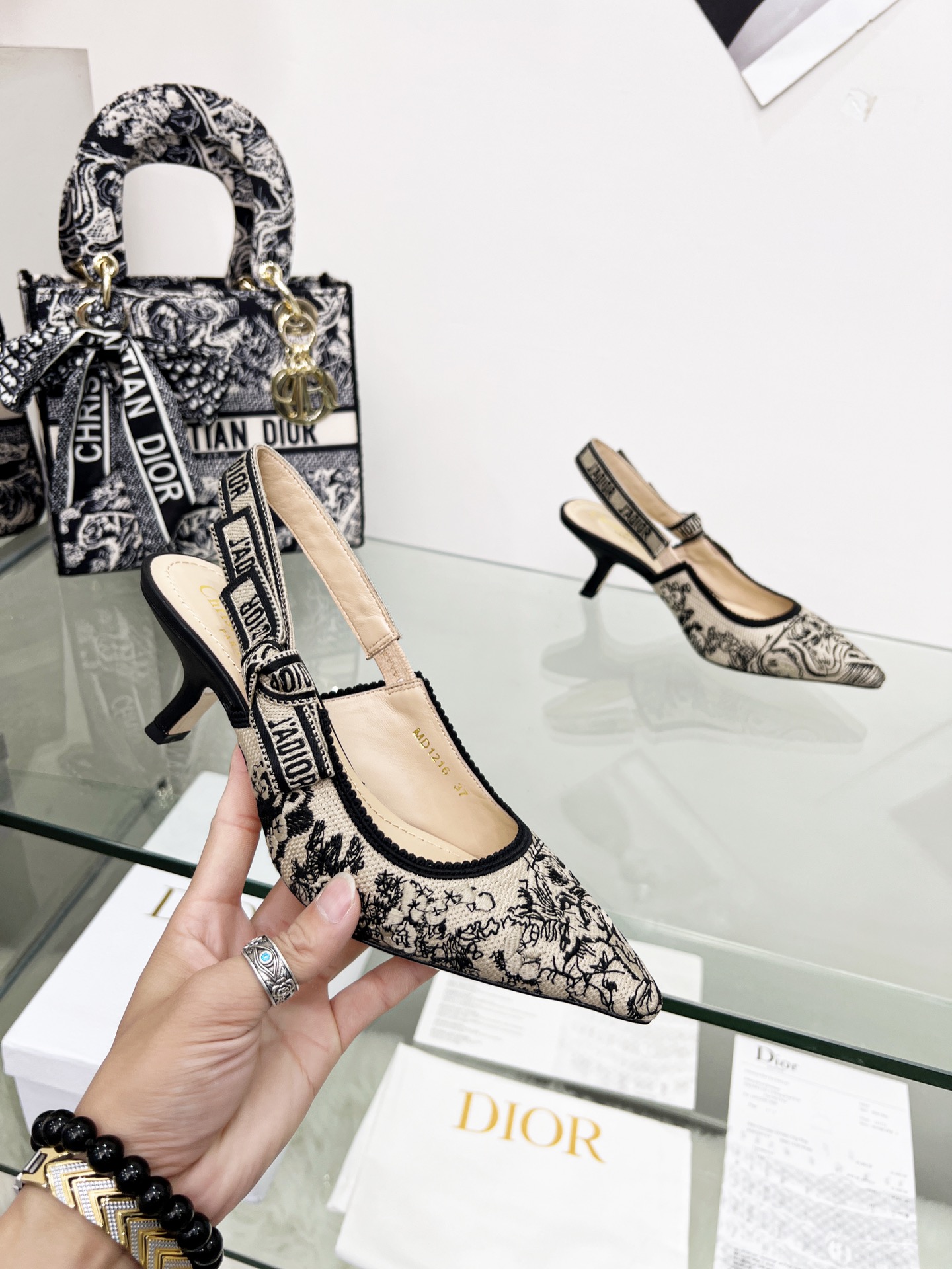 D*or j’aD*or slingback pump black and beige kcp761grb