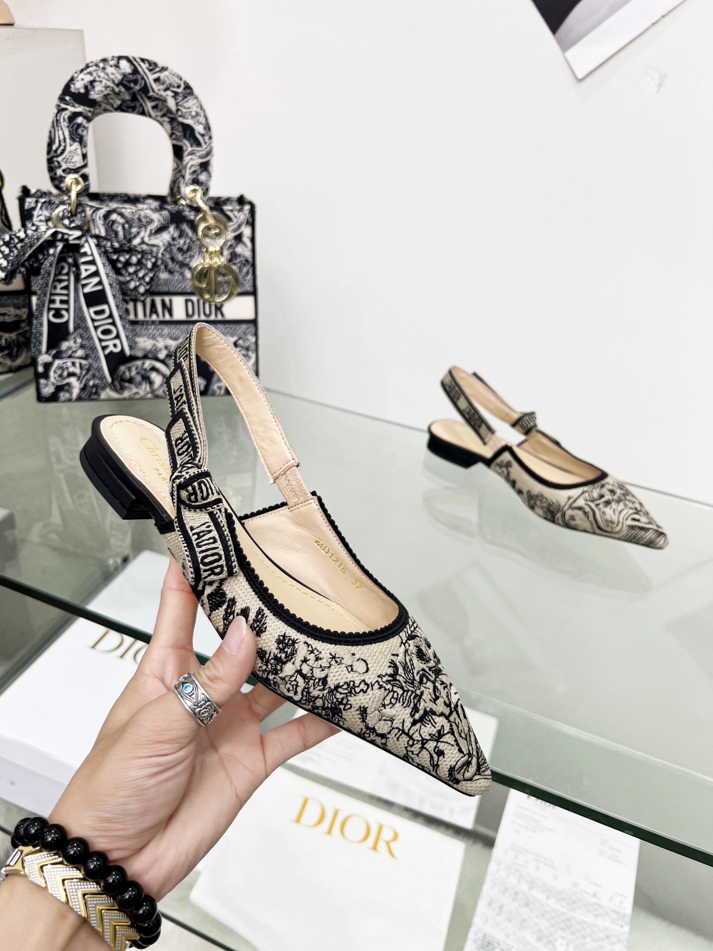 D*or j’aD*or slingback pump black and beige kcp761grb