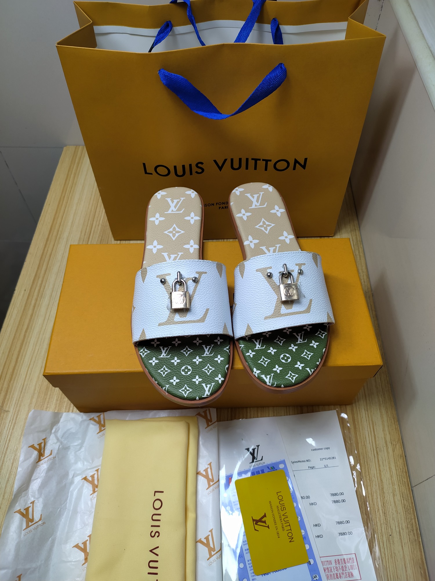 l**is V*t*n mule plate lock it white and green 1a64mn