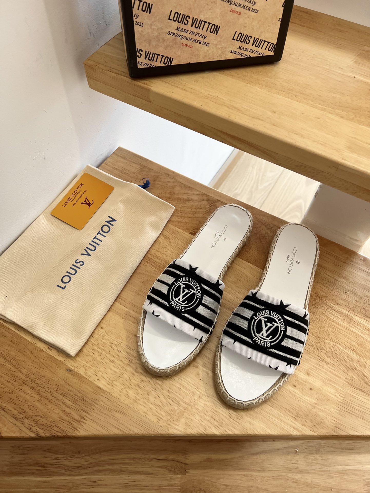 l**is V*t*n magnetic flat mule white and black 1aad6c
