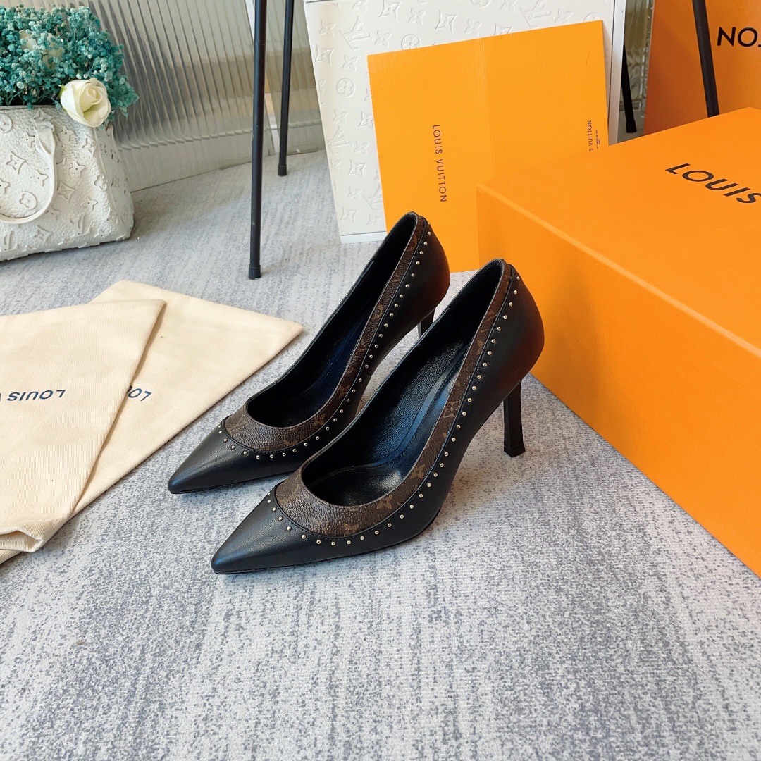 l**is V*t*n signature pumps black 1aacfh