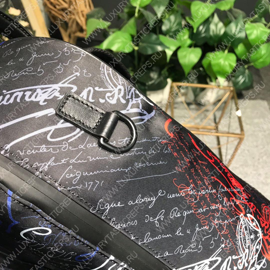 Berluti.  Volume背包样式Scritto防撕裂尼龙 底部采用头层牛皮 防水表面处理（包括防水拉链)黑色尼龙衬里。手提式:一个提手