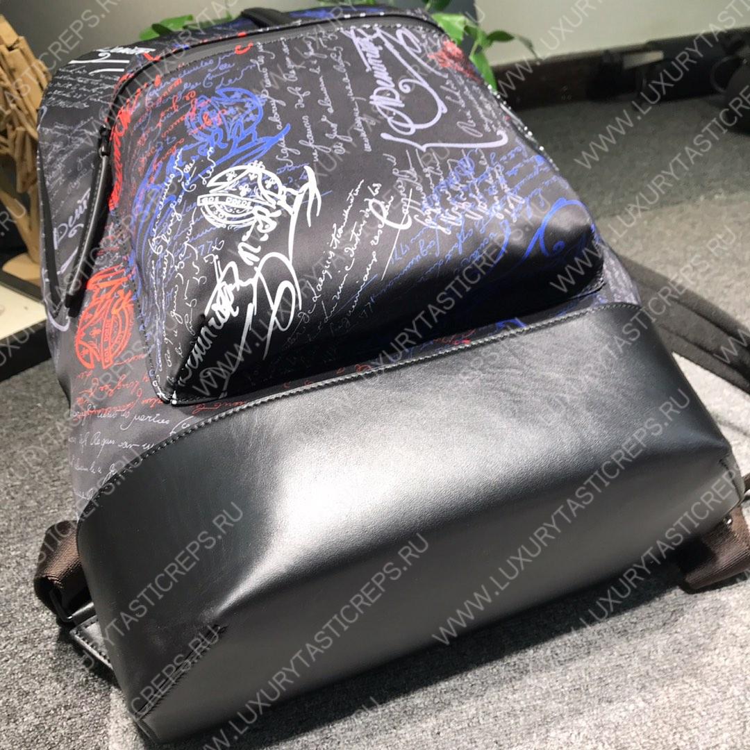 Berluti.  Volume背包样式Scritto防撕裂尼龙 底部采用头层牛皮 防水表面处理（包括防水拉链)黑色尼龙衬里。手提式:一个提手