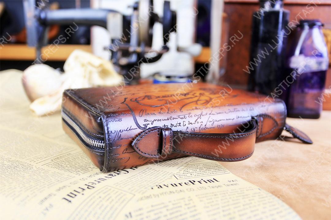 BERLUTI NINO TGM SCRITTO CLUTCH INTENSE COCOA NINO_TGM_NEO-V2