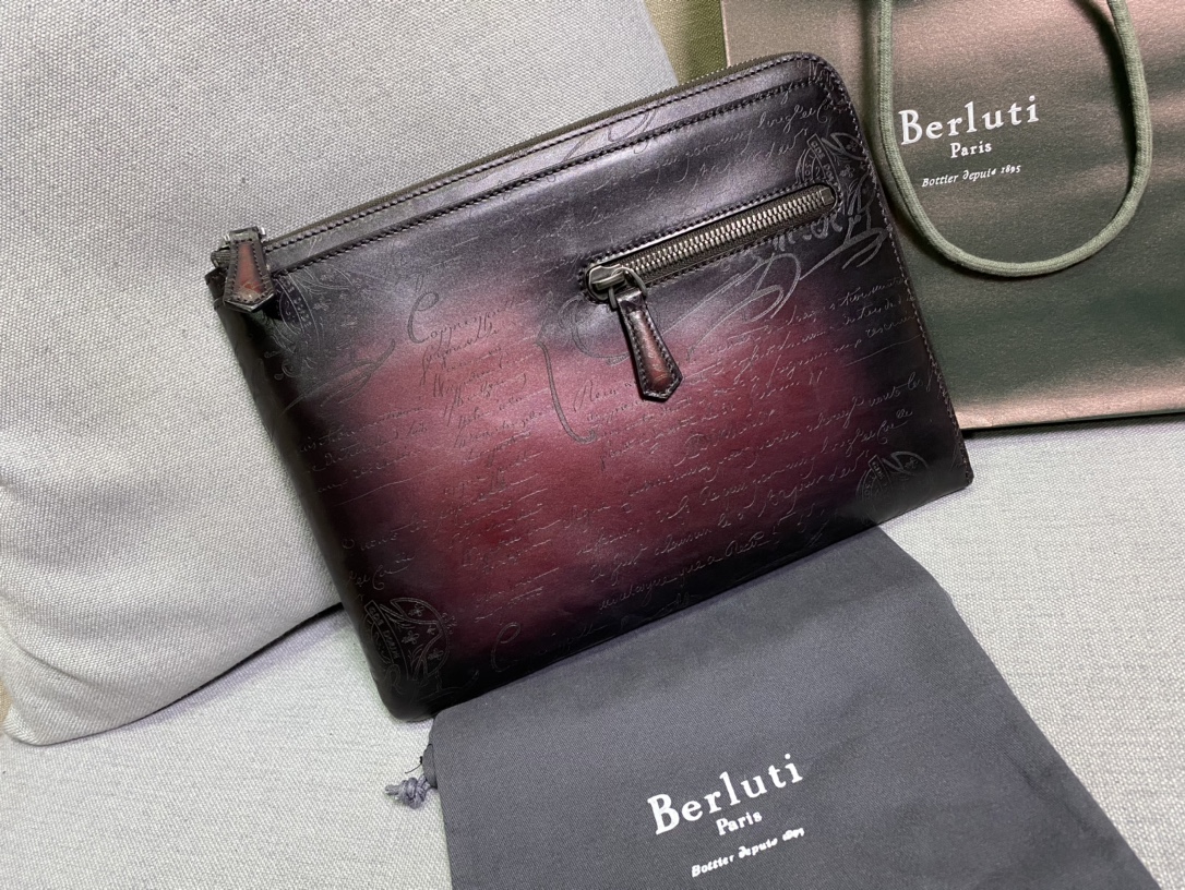 BERLUTI NINO TGM SCRITTO LEATHER CLUTCH BURGUNDY JOUR-V3
